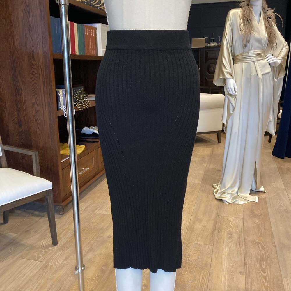 Elegant Black Ribbed Knit Skirt